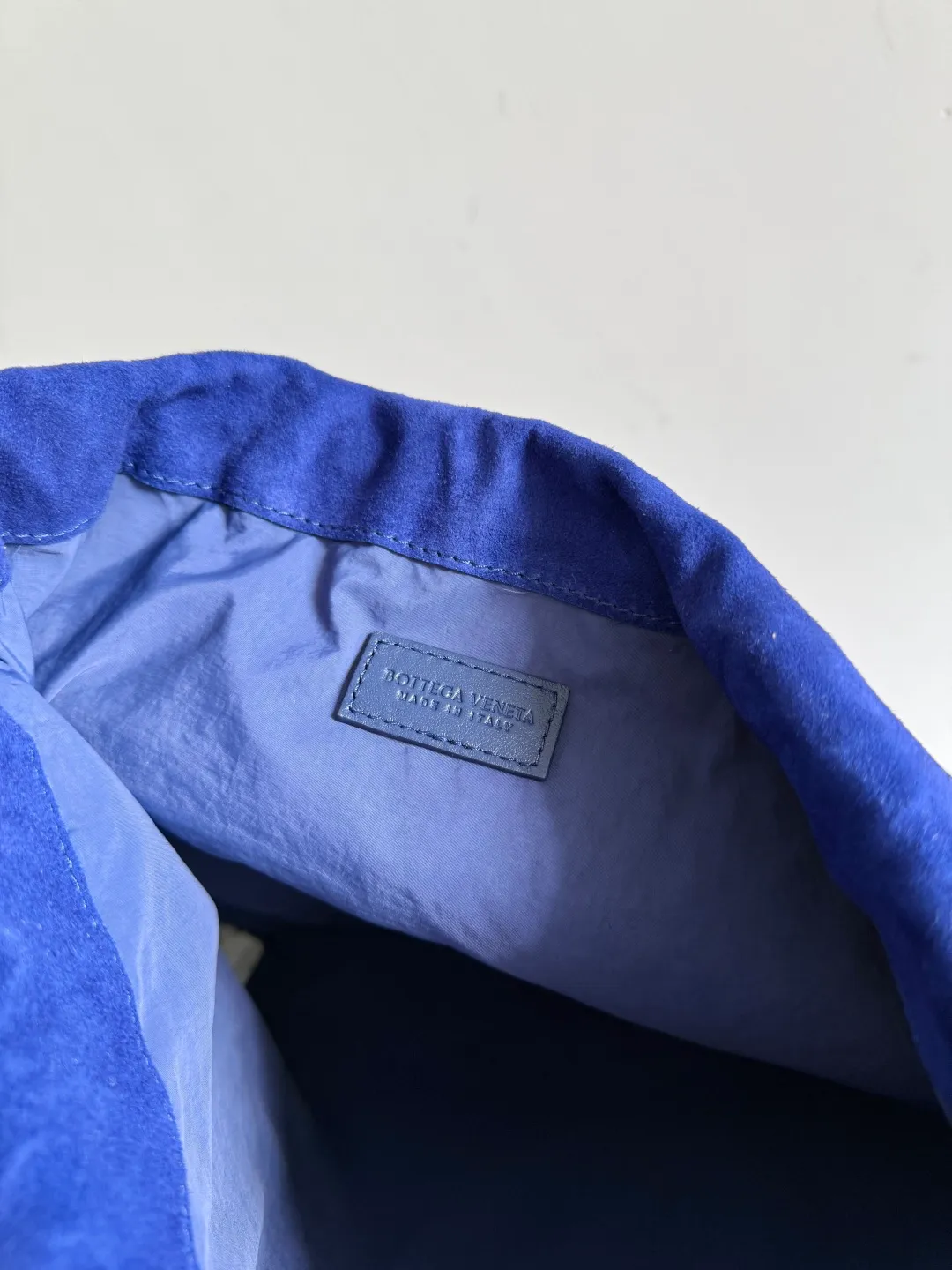 Batch 1560 Armpit bags have become a fashionable item that every girl has in their hands in recent years🛍️. The elegant and simple style has won the love of many people of different ages. However, there is an unavoidable trouble with armpit bags, that is, the capacity is too small, and BOTTEGA VENETA’s new Dustbag Considering people's travel needs, the capacity of the garbage bag has been greatly upgraded. Folding umbrellas, water bottles, and girls' makeup powder and lipstick can all be accommodated😎😎. Not only that, considering the increasing number of travel supplies, the inside of the bag is made of technical nylon material, which is very lightweight It is resistant to stains. Even if you have a lot of things when traveling, it can reduce the burden to a certain extent. The shoulder straps are designed with knots and can be changed at will. It can be used for hand holding or as the liner of a large bag. After the drawstring is drawn, it looks like a cloud bag. It is very suitable for concave styling when traveling in autumn and winter. 🙋🏻‍♀️ Style number: 796728 Size: 32*23*1cm